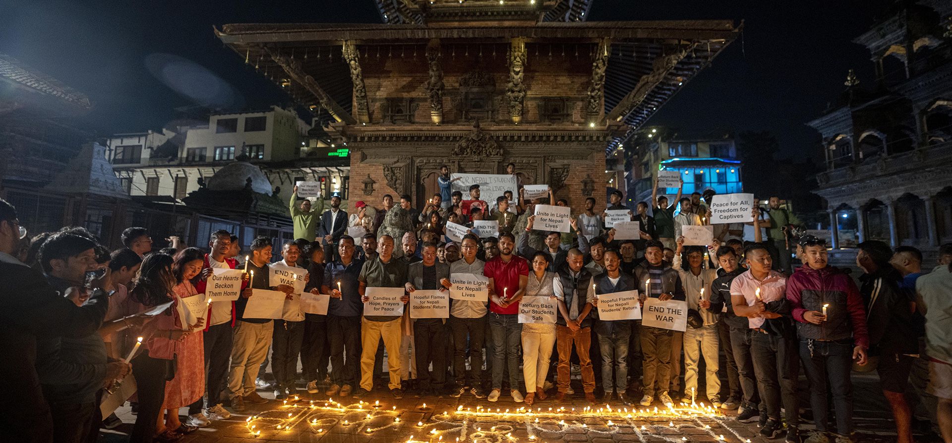 Estudiantes encienden velas en la plaza Patan Durbar, Lalitpur, Nepal, mientras rinden homenaje a los ciudadanos nepaleses que perdieron la vida en los combates en Israel, el lunes 9 de octubre de 2023. (Foto AP/Niranjan Shrestha) Estudiantes encienden velas en la plaza Patan Durbar, Lalitpur, Nepal, mientras rinden homenaje a los ciudadanos nepaleses que perdieron la vida en los combates en Israel, el lunes 9 de octubre de 2023. (Foto AP/Niranjan Shrestha)