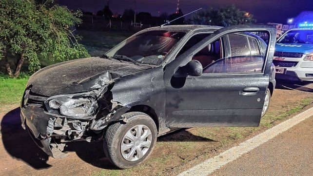 El conductor de un Renault Clío despistó en Circunvalación de pParaná e impactó contra una columna de luz.