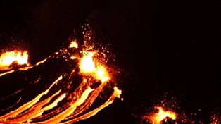Un río de lava roja fluye en Islandia tras la erupción de un volcán inactivo hace muchos años