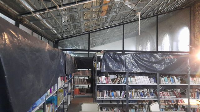 Primero cedió un techo y ahora se inundó: en la Técnica 471 llueve más adentro que afuera