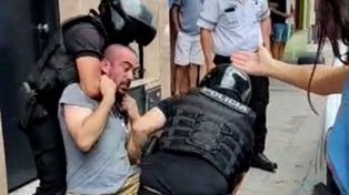 &nbsp;Mitre al 900. Dos policías retienen por la fuerza a un repartidor tras una infracción de tránsito. Uno de los policías había consumido cocaína.