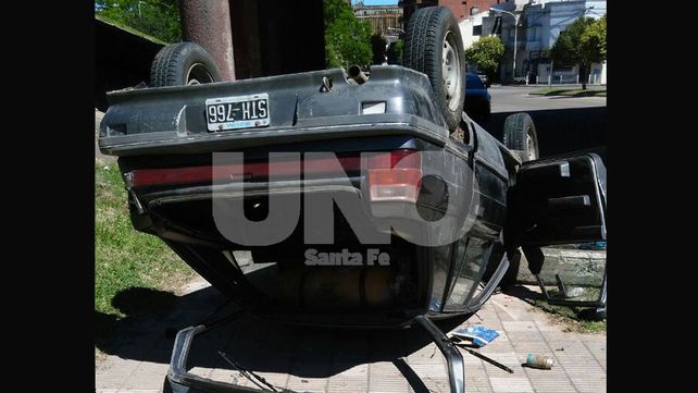 Perdió el control del vehículo y cayó desde un puente de la avenida de la Constitución