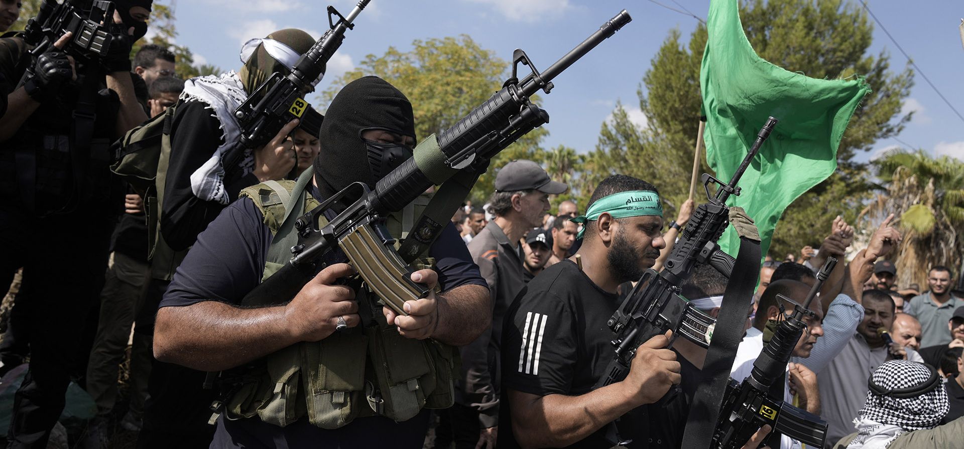 Militantes palestinos asisten a un funeral de personas muertas durante una incursión militar israelí en un campo de refugiados palestinos, Nur Shams, en Cisjordania, el viernes 20 de octubre de 2023. (Foto AP/Majdi Mohammed) Militantes palestinos asisten a un funeral de personas muertas durante una incursión militar israelí en un campo de refugiados palestinos, Nur Shams, en Cisjordania, el viernes 20 de octubre de 2023. (Foto AP/Majdi Mohammed)