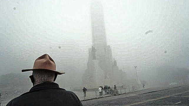 Una espesa niebla cubría el Monumento Nacional a la Bandera.&nbsp;Foto: Sebastián Suárez Meccia / La Capital