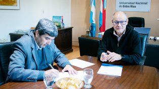 Adrián Fuertes y And´res Sabella firman el acuerdo entre UNER y el municipio de Villaguay establece un canal de cooperación para coordinar actividades de formación y capacitación&nbsp;