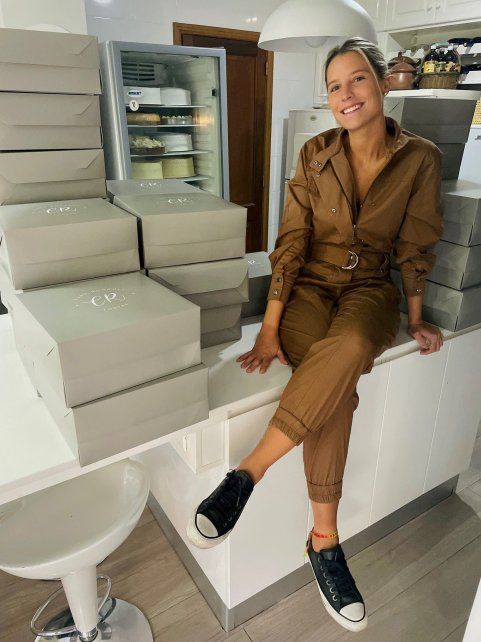 Carolina Roncoli en su cocina que adaptó para poder trabajar doce horas por día.