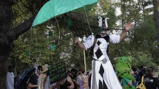 Los militantes exhibieron atuendos creativos y ocurrentes en la Marcha Mundial de la Marihuana.