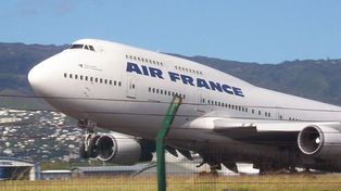 Descubren a un bebé oculto en el bolso de una mujer en un vuelo de Air France