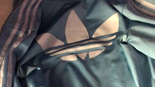 Una campera desata una nueva polémica: ¿es azul y blanca o negra y marrón?