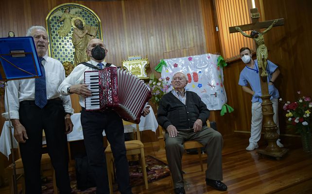 José Lezaun, residente del asilo de ancianos San Jerónimo, observa durante la ceremonia de celebración de su centenario, en Estella, a unos 38 kms de Pamplona, norte de España, el jueves 23 de septiembre de 2021.