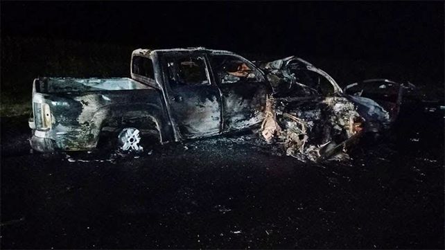 La camioneta VW Amarok se incendió por completo.