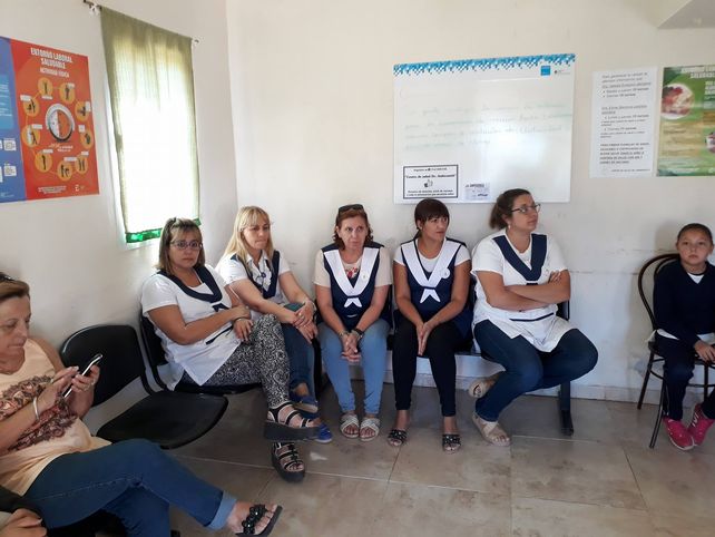 Maestras de la escuela 32 de El Brillante esperando ser atendidas en el centro de salud barrial