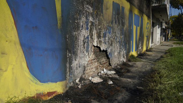Quema de neumáticos en zona sur. Un acto de vandalismo que alteró a todo el barrio. Los vecinos dicen que no fue la primera vez.&nbsp;