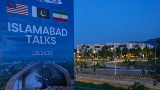 Un cartel sobre las negociaciones entre Irán y Estados Unidos cerca del Hotel Serena, la sede de las reuniones, en Islamabad, Pakistán