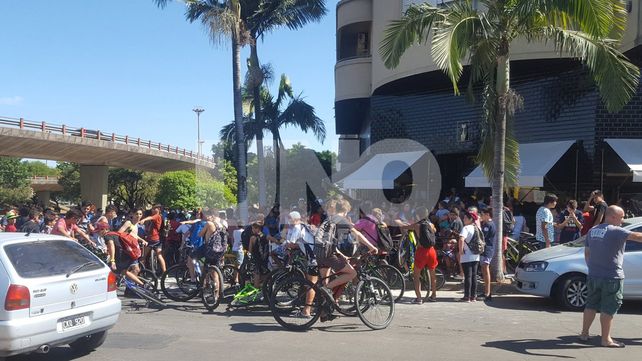 Entre escraches y largas colas, la policía trasladó a un integrante del equipo de youtubers uruguayos