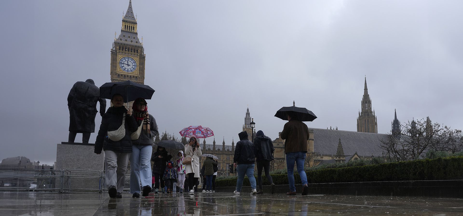 Turistas caminan por la Plaza del Parlamento junto a las Casas del Parlamento en Londres, el jueves 22 de febrero de 2024. Los legisladores del Reino Unido han pedido un alto el fuego en la guerra entre Israel y Hamas. Pero la medida se produjo después de que decenas de legisladores abandonaran la Cámara de los Comunes en protesta por cómo se manejó la votación el miércoles. (Foto AP/Alastair Grant) Turistas caminan por la Plaza del Parlamento junto a las Casas del Parlamento en Londres, el jueves 22 de febrero de 2024. Los legisladores del Reino Unido han pedido un alto el fuego en la guerra entre Israel y Hamas. Pero la medida se produjo después de que decenas de legisladores abandonaran la Cámara de los Comunes en protesta por cómo se manejó la votación el miércoles. (Foto AP/Alastair Grant)