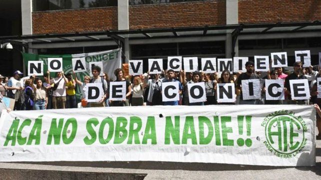Científicos se movilizan en el Polo de Ciencia y Tecnología por la falta de inversión del Gobierno Nacional