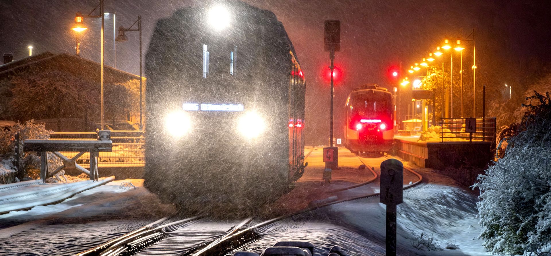 Un tren sale de la estación en Wehrheim, cerca de Frankfurt, Alemania, mientras cae nieve la madrugada del martes 28 de noviembre de 2023. El tren a Frankfurt a la derecha se quedó varado debido a que los árboles bloqueaban los rieles. (Foto AP/Michael Probst) Un tren sale de la estación en Wehrheim, cerca de Frankfurt, Alemania, mientras cae nieve la madrugada del martes 28 de noviembre de 2023. El tren a Frankfurt a la derecha se quedó varado debido a que los árboles bloqueaban los rieles. (Foto AP/Michael Probst)