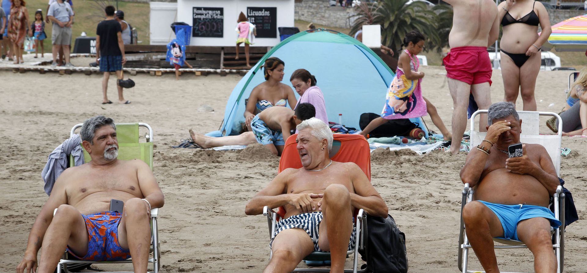 La escalada inédita de casos de coronavirus de la semana de Año Nuevo no detuvo la llegada de miles de personas a la costa atlántica