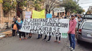 La comunidad educativa de la escuela primaria salió a la calle a visibilizar su protesta.