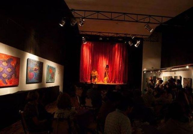 Iniciativa santafesina: una sala de teatro entrega frazadas a los espectadores por los aumentos de luz