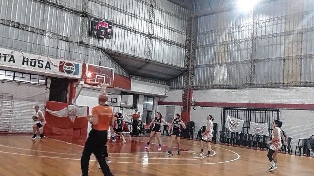 Santa Rosa no tuvo problemas en golear a Almagro para asegurar el uno y conformar las semifinales del Apertura Femenino. Santa Rosa no tuvo problemas en golear a Almagro para asegurar el uno y conformar las semifinales del Apertura Femenino.