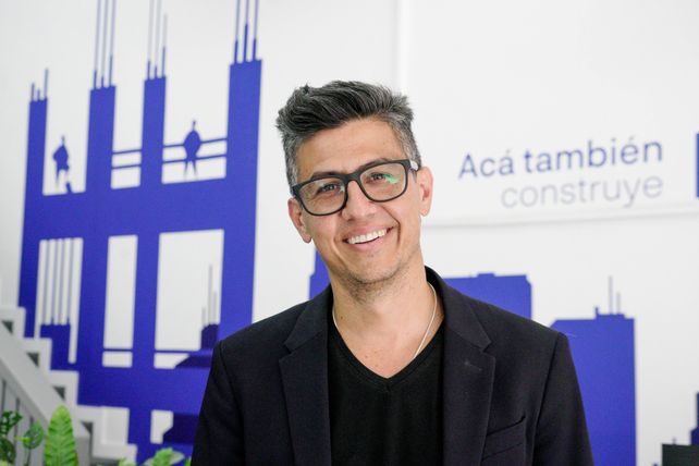 Nicolás Ruggiero trajo el perro robot chino desde Estados Unidos. 