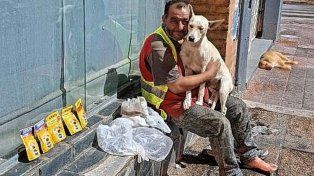 José junto a sus perros en el centro de Paraná.