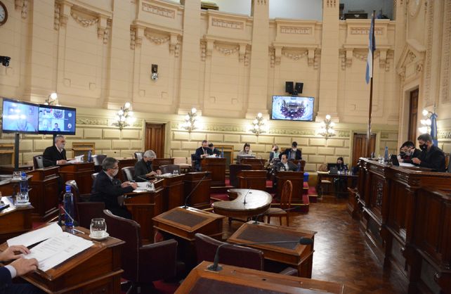 Invitaciones cruzadas entre Sukerman y los senadores