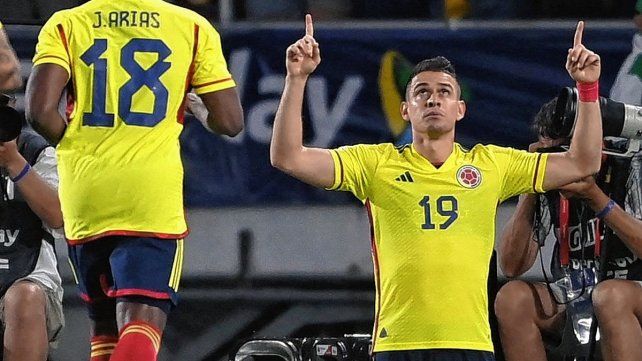 Rafael Santos Borré festeja el gol de Colombia.