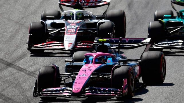 Franco Colapinto contiene en los primeros giros de Austria  a Oliver Bearman y Lance Stroll, pero las gomas blandas se degradarían rápido. El Alpine muestra que no está para la pelea en esta temporada de Fórmula 1.