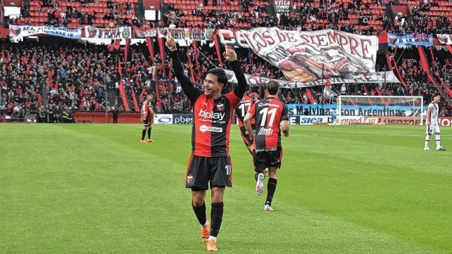 Colón goleó a Patronato y la figura fue Ignacio Lago.