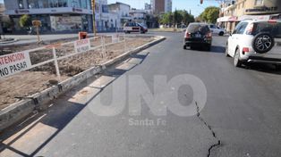 Apareció una grieta a metros del lugar del socavón, en Urquiza y Bulevar