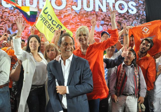 Scioli dijo que el domingo se elige entre un creído de barrio Parque y un trabajador nacido en Villa Crespo
