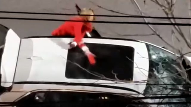 Video: una mujer destrozó una camioneta con un matafuegos en la ciudad de Santa Fe