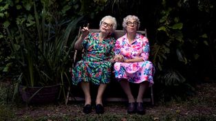 Leonor Manso e Ingrid Pelicori protagonizan Cae la noche tropical, la obra de teatro basada en la novela de Manuel Puig que se podrá ver este jueves en La Comedia