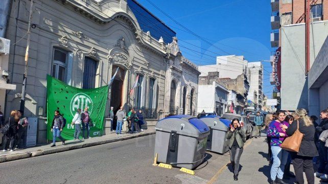 Continúan las manifestaciones y reclamos por recortes en CGE y Administración Pública