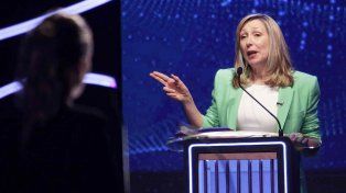 En el debate presidencial Myriam Bregman acusó a los dirigentes de JxC y UxP por la deuda con el FMI y propuso nacionalizar el comercio exterior.