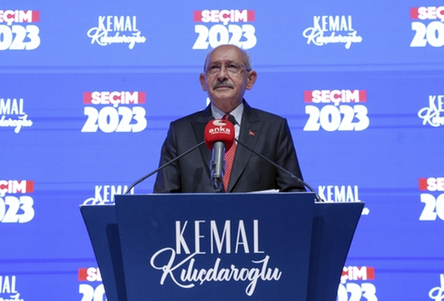 El socialdemócrata Kemal Kiliçdaroglu admitió la derrota y se declaró preocupado por el futuro de Turquía. Su coalición hizo de todas formas una elección histórica y tendrá un importante lugar en el Parlamento turco.