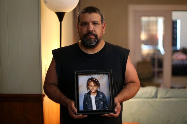 Vincent Salazar sostiene una foto de su hija, Layla Salazar, muerta en la escuela de Uvalde, Texas. (AP Photo/Dario Lopez-Mills)