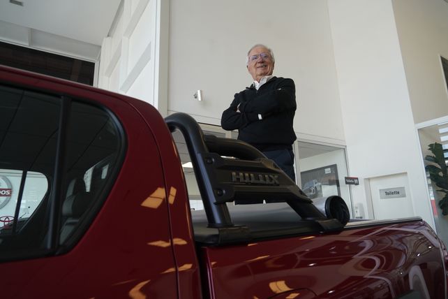 Jorge sobre una Hilux, un modelo estrella de Toyota.