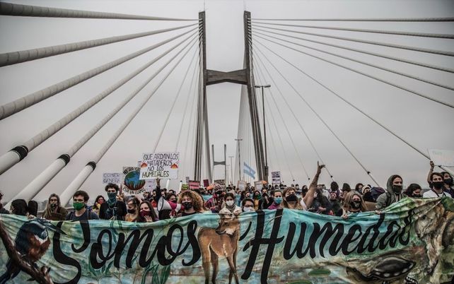 Las organizaciones ambientalistas volverán a acampar este sábado y domingo en el puente Rosario-Victoria en defensa de los humedales y por las incesantes quemas en las islas del Delta.&nbsp;