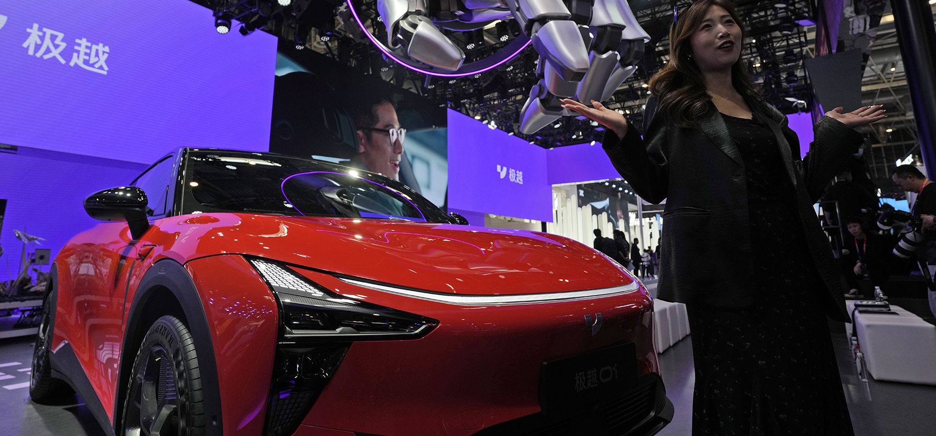Una mujer reacciona cerca del 01 de Jiyue-auto durante Auto China 2024 en Beijing, el jueves 25 de abril de 2024. Los fabricantes de automóviles globales y las nuevas empresas de vehículos eléctricos dieron a conocer nuevos modelos y autos conceptuales en el salón del automóvil más grande de China. (Foto AP/Ng Han Guan)