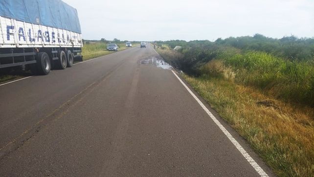 Murió un chofer al caer su camión en un aliviador de ruta 6