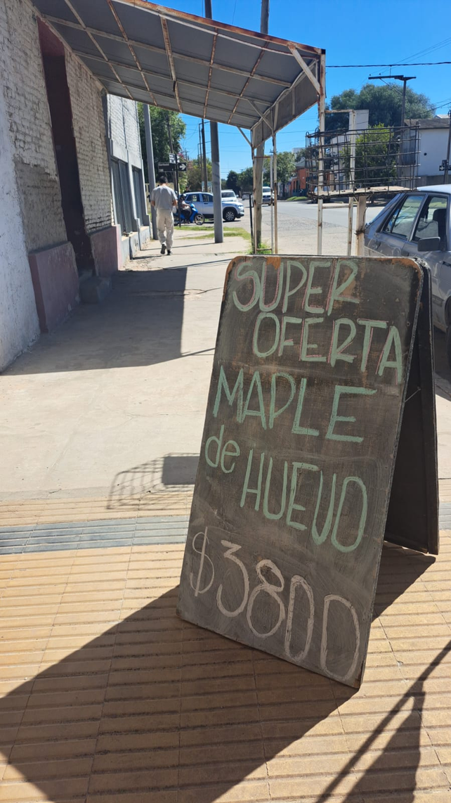 Los huevos son la vedette de la crisis. Son muy buscados por el bajo precio y por la falta de ese producto en el sur santafesino.