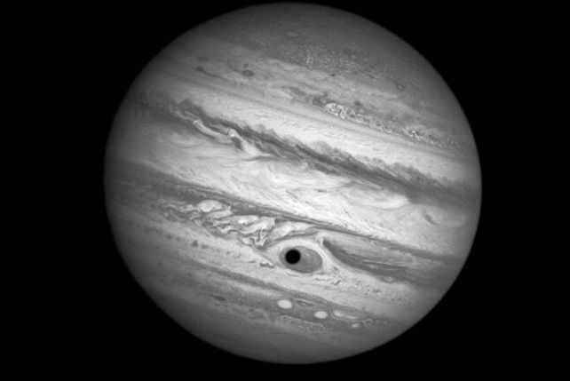Misterioso ojo gigante aparece sobre la superficie de Júpiter