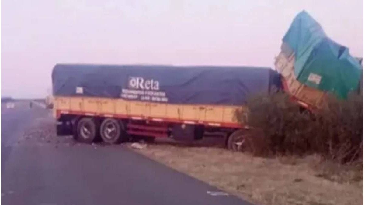 Impactante choque de camiones en Maciá provocó importantes daños materiales