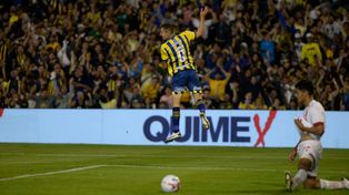 Marco Ruben celebra su último tanto en su carrera. Desde ese día el canalla no anota de jugada.