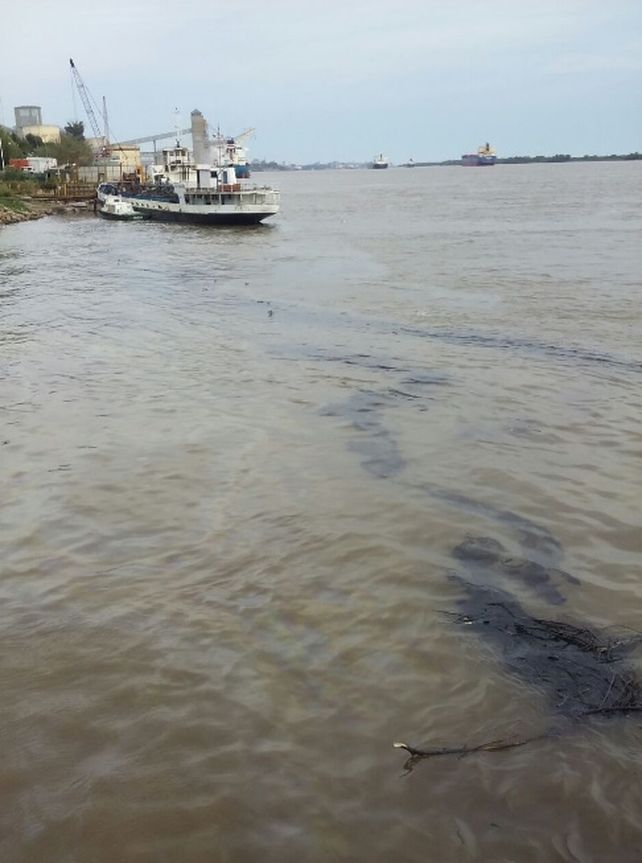 El derrame tiñó el río Paraná.