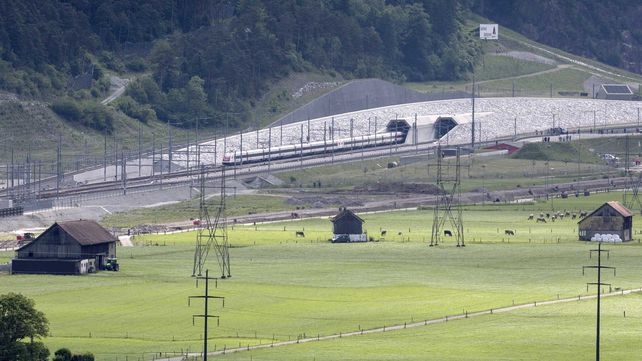 Se inauguró el túnel más largo y profundo del mundo que recorre 57 kilómetros en 20 minutos